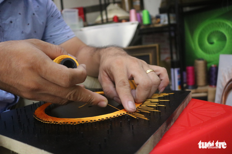 Phan Ba Thanh makes a string art. Photo: Thu Hien / Tuoi Tre