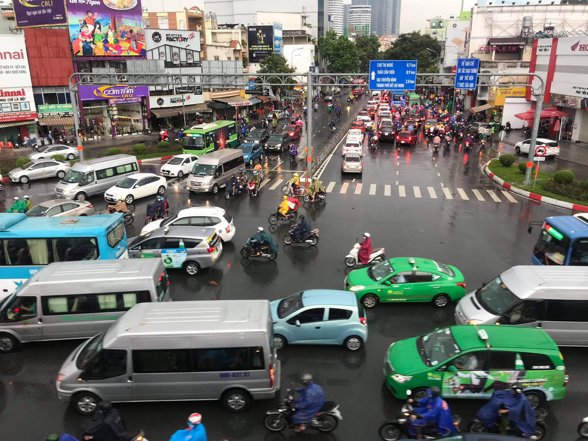 Traffic moves in the rain at Hang Xanh intersection in binh Thanh District, Ho Chi Minh City, Vietnam, May 25, 2020. Photo: Le Phan / Tuoi Tre