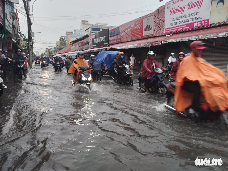 An inundate street near the Thu Duc Market located in the namesake district in Ho Chi Minh City, May 30, 2020. Photo: Duc Phu / Tuoi Tre
