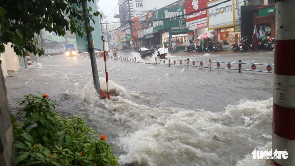 Vo Van Ngan Street in Thu Duc District is severely flooded during the downpour on May 30, 2020. Photo: Tuoi Tre Contributor