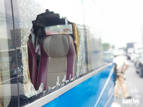 A passenger bus' window is smashed in a serial traffic accident on National Highway 1 in District 12, Ho Chi Minh City, June 6, 2020. Photo: Ngoc Khai / Tuoi Tre