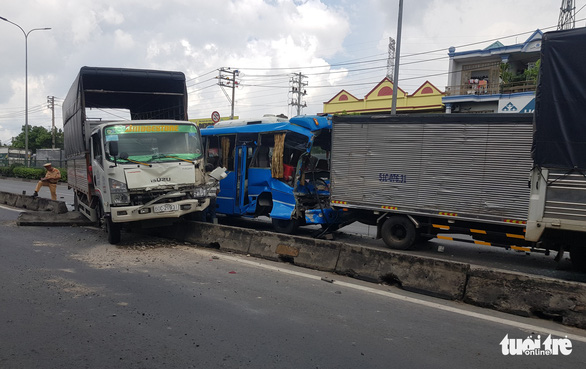 The scene of a serial traffic accident on National Highway 1 in District 12, Ho Chi Minh City, June 6, 2020. Photo: Ngoc Khai / Tuoi Tre