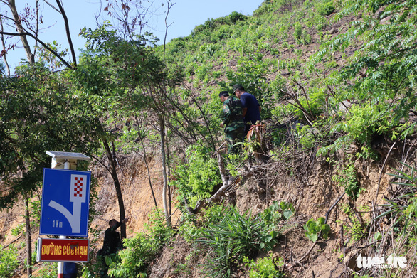 Functional forces in Da Nang, Vietnam go up a mountain to search for Trieu Quan Su, who broke out of a detention facility in Quang Ngai Province on June 3, 2020. Photo: Doan Cuong / Tuoi Tre