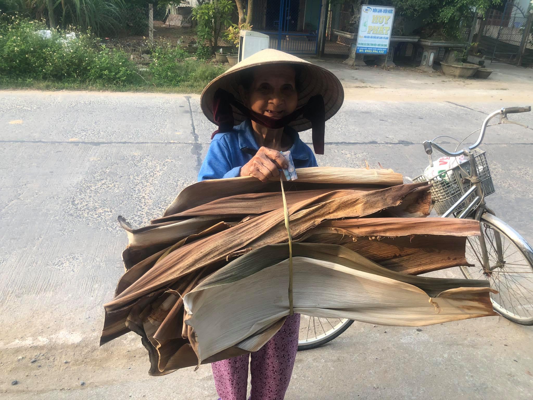 Tran Thi Mai from Phu Chau Village, Hanh Duc commune, Nghia Hanh District, Quang Ngai Province rides a bicycle delivering areca leaves to Nguyen Van Tuyen’s factory, which makes tableware from the agricultural by-product. Photo: Lam Minh Khoa