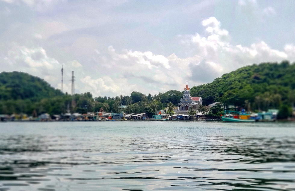 A bustling wharf in a residential area on Tre Lon Islet, part of the Hai Tac archipelago off Ha Tien City in Kien Giang Province, Vietnam’s Mekong Delta. Photo: Gia Tien / Tuoi Tre