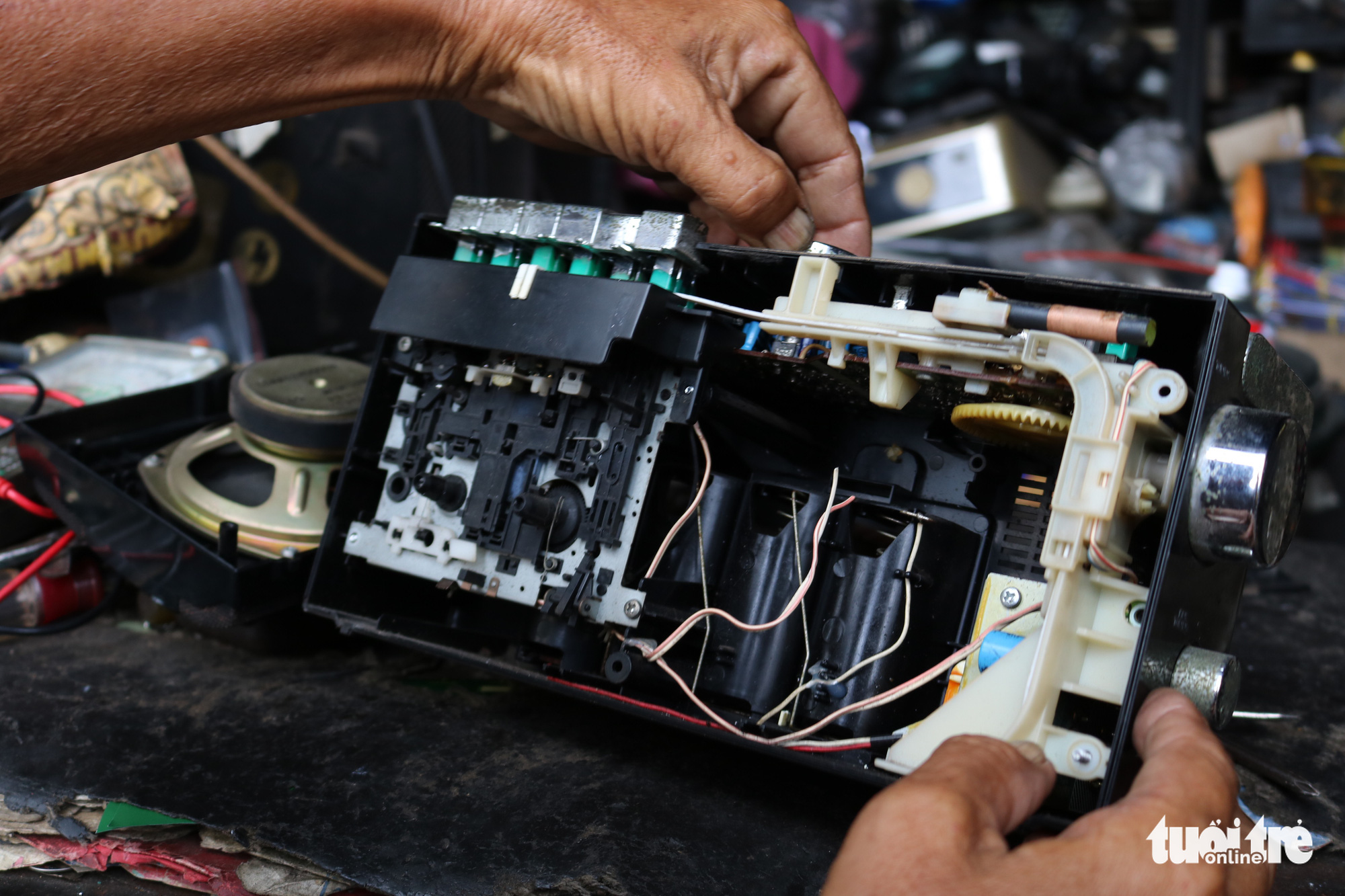 An antique radio is being fixed by Tran Minh Tri in this photo taken in his shop on Vo Van Ngan Street in Thu Duc District, Ho Chi Minh City. Photo: Hoang An / Tuoi Tre