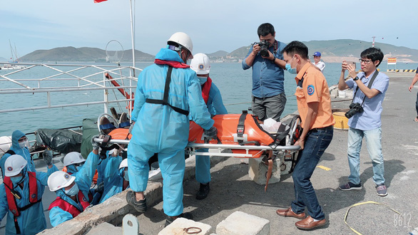 Ukraine's Kaidalov Oleksandr, 28, who was aboard the IAH H ship on its way from China to Malaysia is carried on a stretcher to a hospital in Khanh Hoa Province, Vietnam, July 2, 2020. Photo: Van Binh / Tuoi Tre