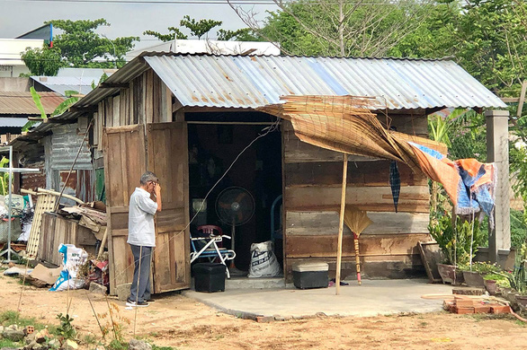 The old man and woman live together in a make-do hut next to a cemetery in Hanh Tri Village, Quang Son Ward, Ninh Son District, Ninh Thuan Province, Vietnam. Photo: D.Q.