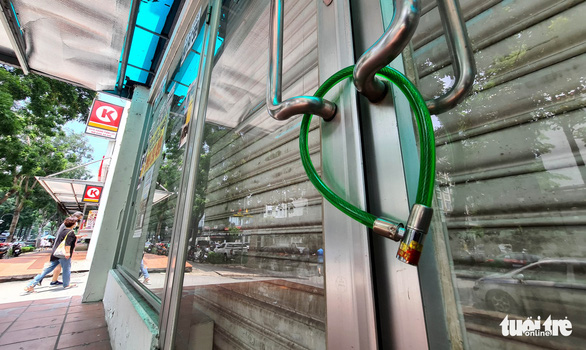 A Korean store is locked on one of the ‘Korean Streets’ in Tan Phong Ward, District, Ho Chi Minh City, July 19, 2020. Photo: Ngoc Hien / Tuoi Tre