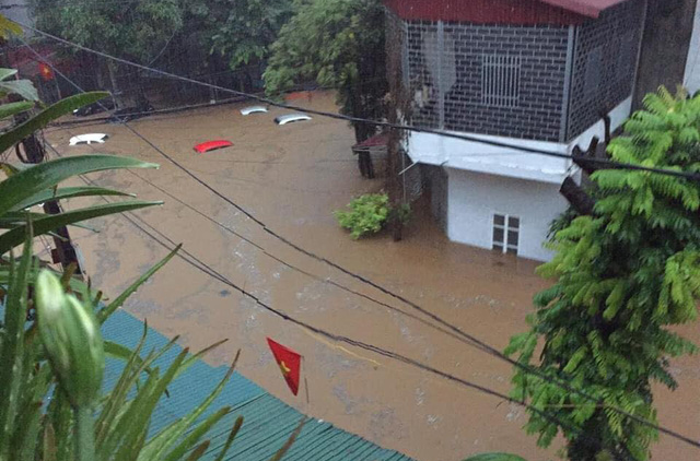 Traffic is blocked by a landslide in Ha Giang Province, Vietnam, July 2020. Photo: Tran Trung / Tuoi Tre