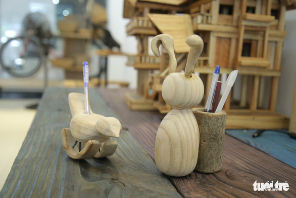 Decorative items crafted from recycled waste at Ho Cong Thang’s workshop, snuggled in Hoi An City, Quang Nam Province in central Vietnam, fetch prices ranging from a few dollars to hundreds of US dollars apiece. Photo: Doan Nhan / Tuoi Tre