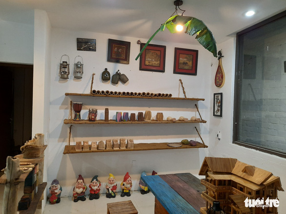 Ho Cong Thang’s workshop, snuggled in Hoi An City, Quang Nam Province in central Vietnam, brims with household utensils and adornments from recyclable waste. Photo: Doan Nhan / Tuoi Tre
