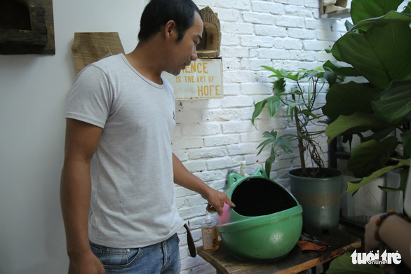 Ho Cong Thang poses with a wash basin modified from a plastic buoy that washed ashore at his workshop in Hoi An City, Quang Nam Province in central Vietnam. Photo: Doan Nhan / Tuoi Tre