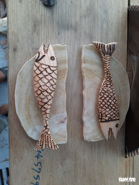 One of Ho Cong Thang’s wooden adornments, which are highly sought after by restaurants and hotels throughout Hoi An City, Quang Nam Province and other localities, is seen in this supplied photo.