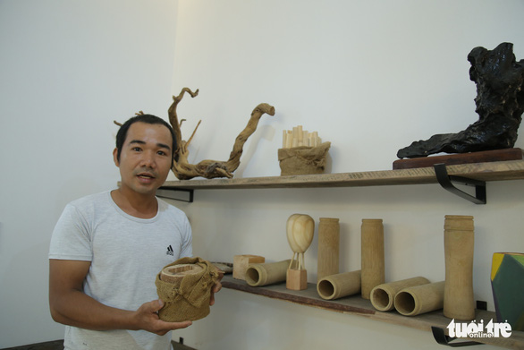 Ho Cong Thang introduces his products crafted from recycled waste at his showroom in Da Nang City in central Vietnam. Photo: Doan Nhan / Tuoi Tre