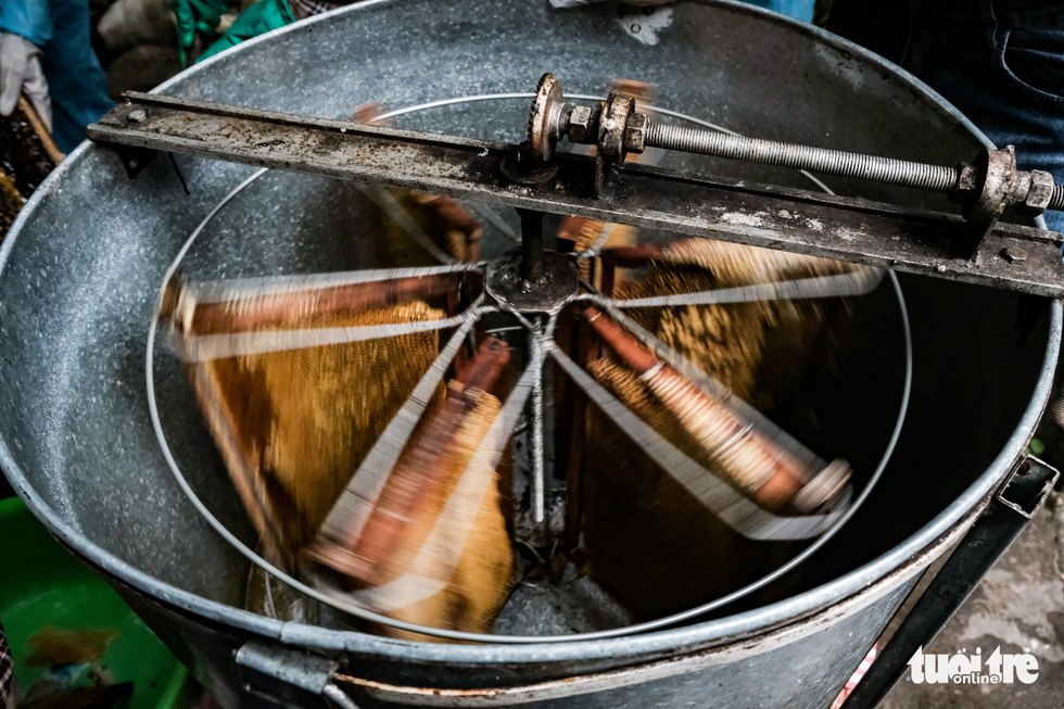 Trays are then arranged into a honey extractor, which is a centrifugal spinning machine, which makes honey spurt out. Photo: Mai Thuong / Tuoi Tre