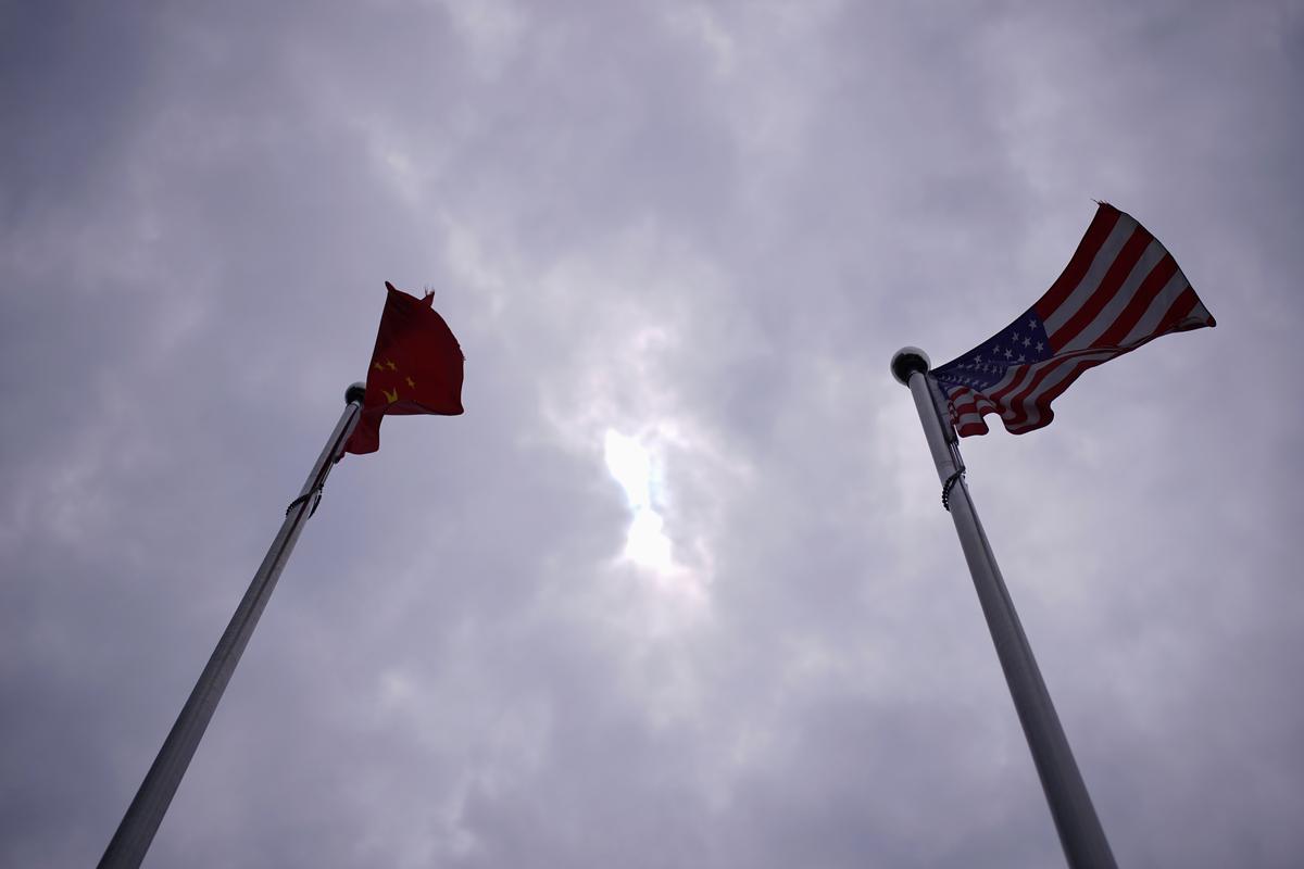 Chinese and U.S. flags flutter in Shanghai, China June 3, 2020. Photo: Reuters