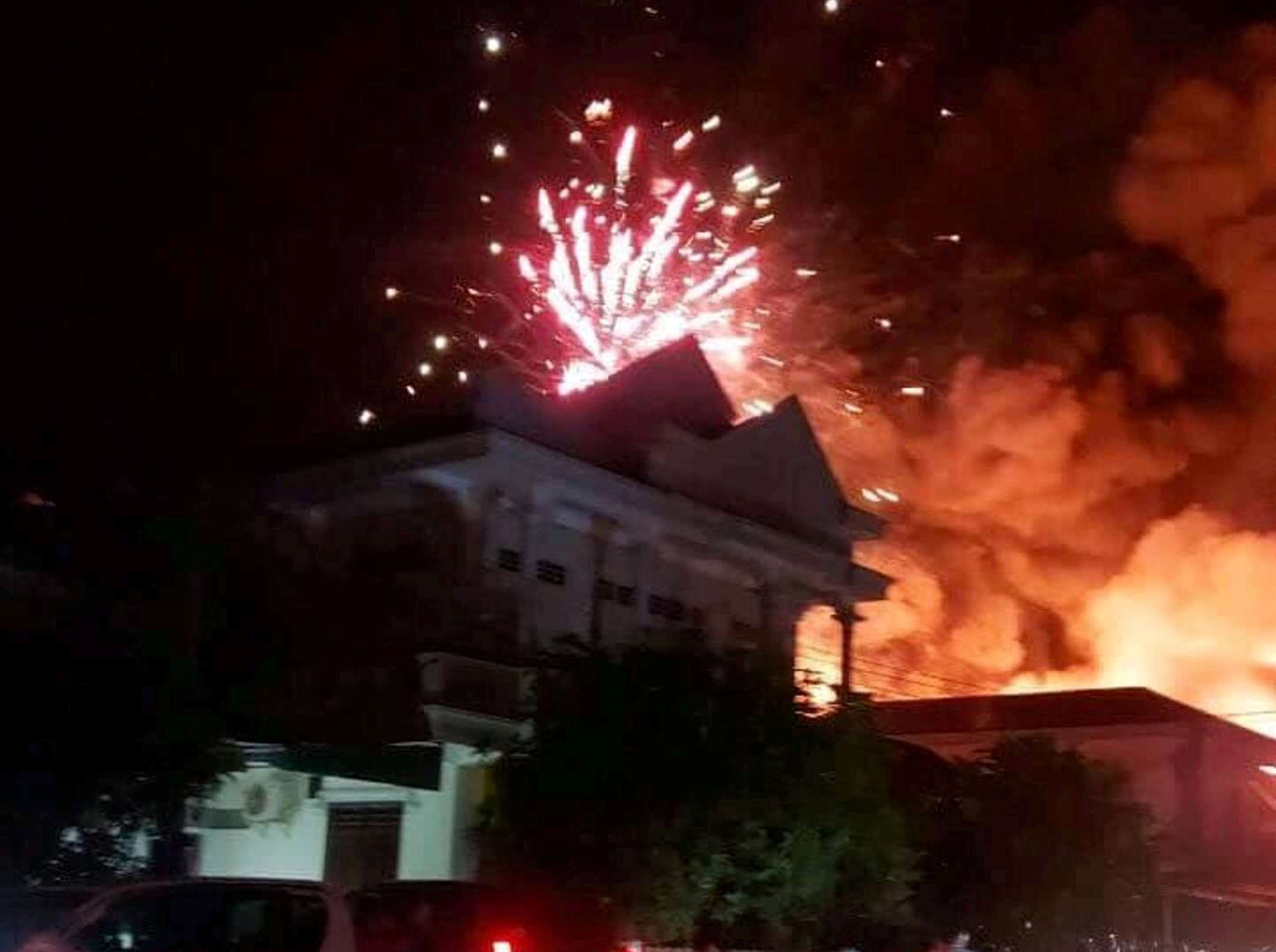 Firecrackers blast off during a fire at Karol Market in Se Pon District, Savannakhet Province, Laos on July 27, 2020. Photo: H.T / Tuoi Tre