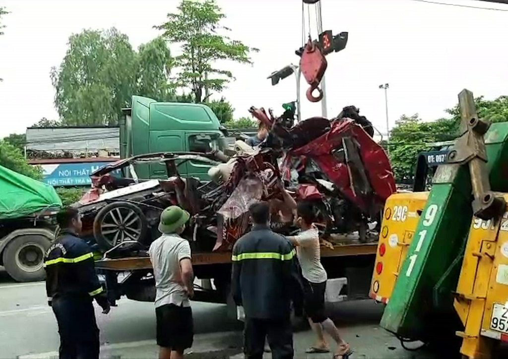 A damaged car is salvaged following a collision with a trailer truck in Hanoi, August 4, 2020. Photo: Do Quang / Tuoi Tre