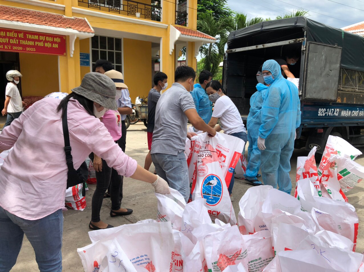 Volunteer portion rice into bags before delivering them to sequestered households in Hoi An City, Vietnam. Photo: Linh Trang / Tuoi Tre