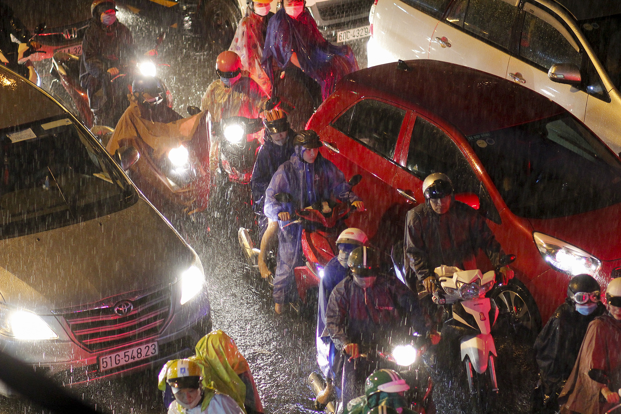 Traffic congestion on a flooded street in Ho Chi Minh City, August 6, 2020. Photo: Chau Tuan / Tuoi Tre
