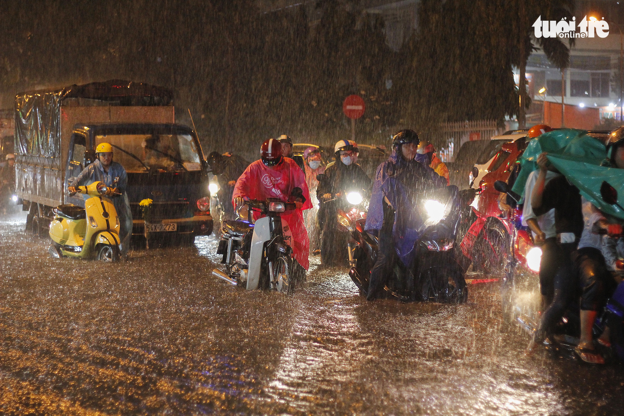 Commuters travel on flooded Dinh Bo Linh Street in Binh Thanh District, Ho Chi Minh City, August 6, 2020. Photo: Chau Tuan / Tuoi Tre