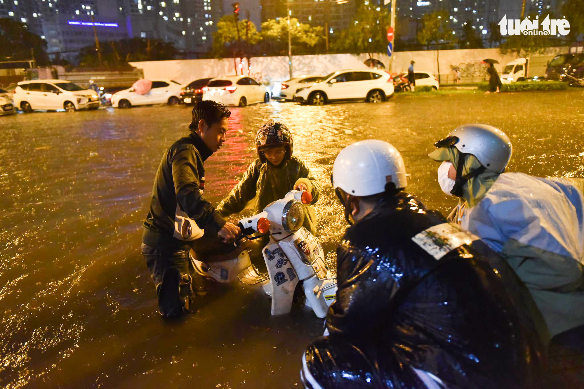 A motorbike breaks down after traveling on a heavily flooded road in Ho Chi Minh City, August 6, 2020. Photo: Ngoc Phuong / Tuoi Tre