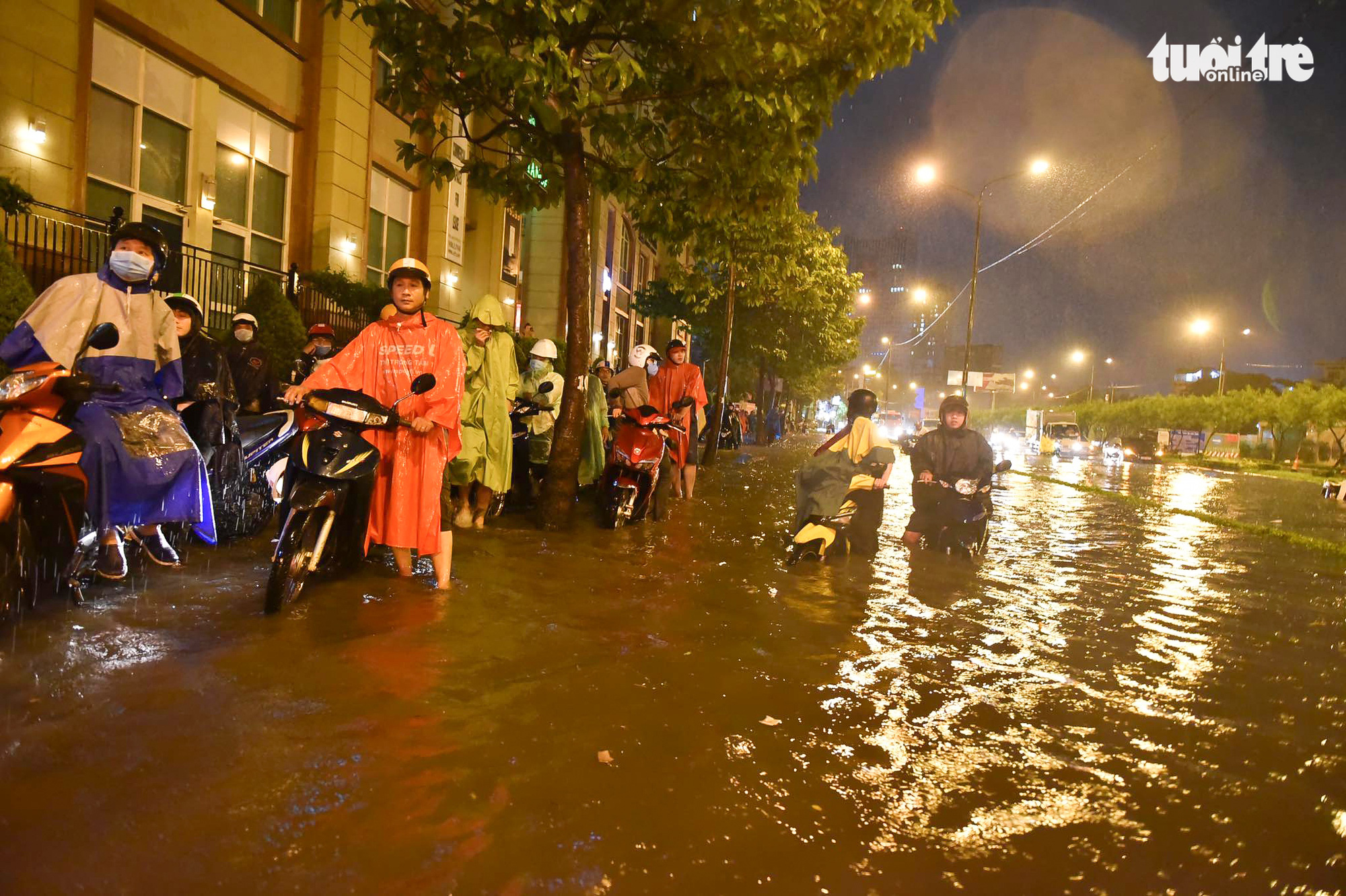 Motorcyclists wait for the floodwater to recede in Ho Chi Minh City, August 6, 2020. Photo: Tuoi Tre