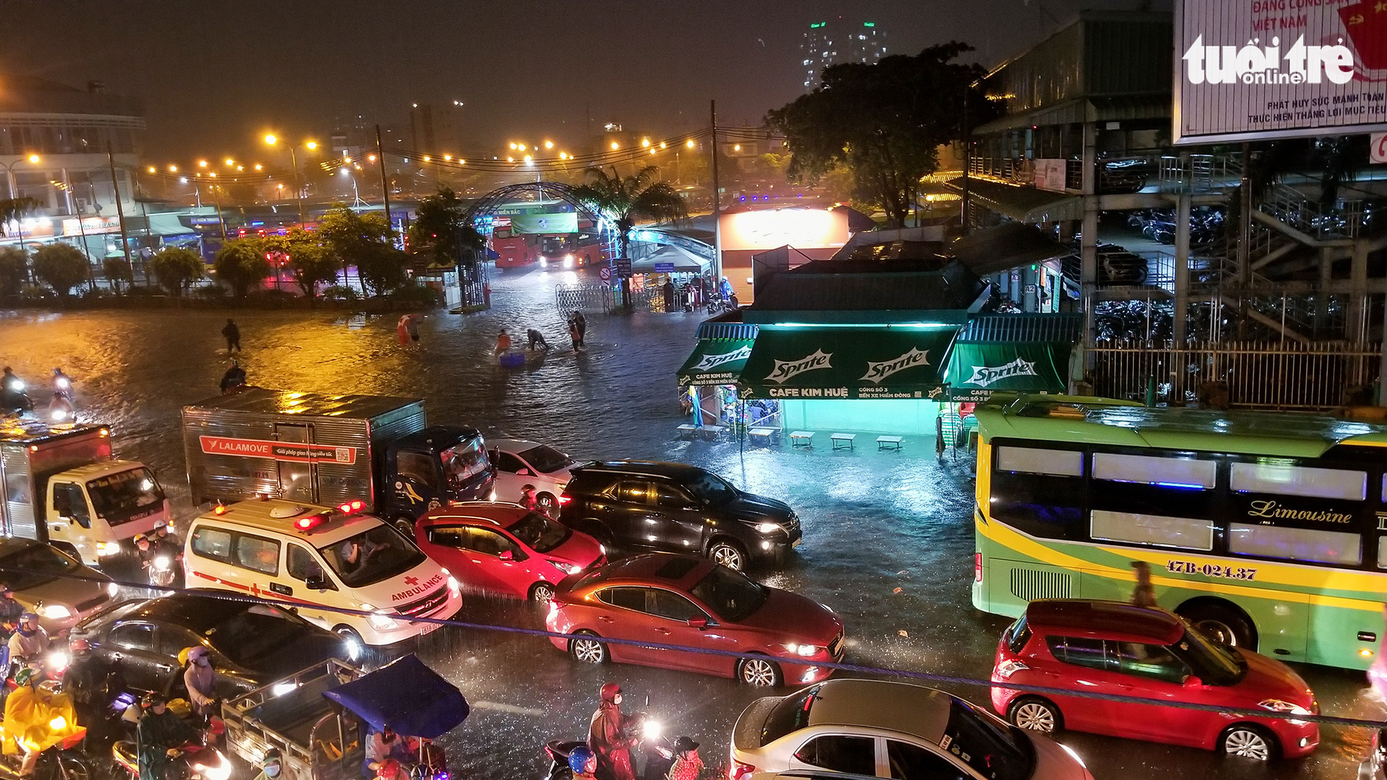 Traffic congestion on a flooded street in Ho Chi Minh City, August 6, 2020. Photo: Chau Tuan / Tuoi Tre