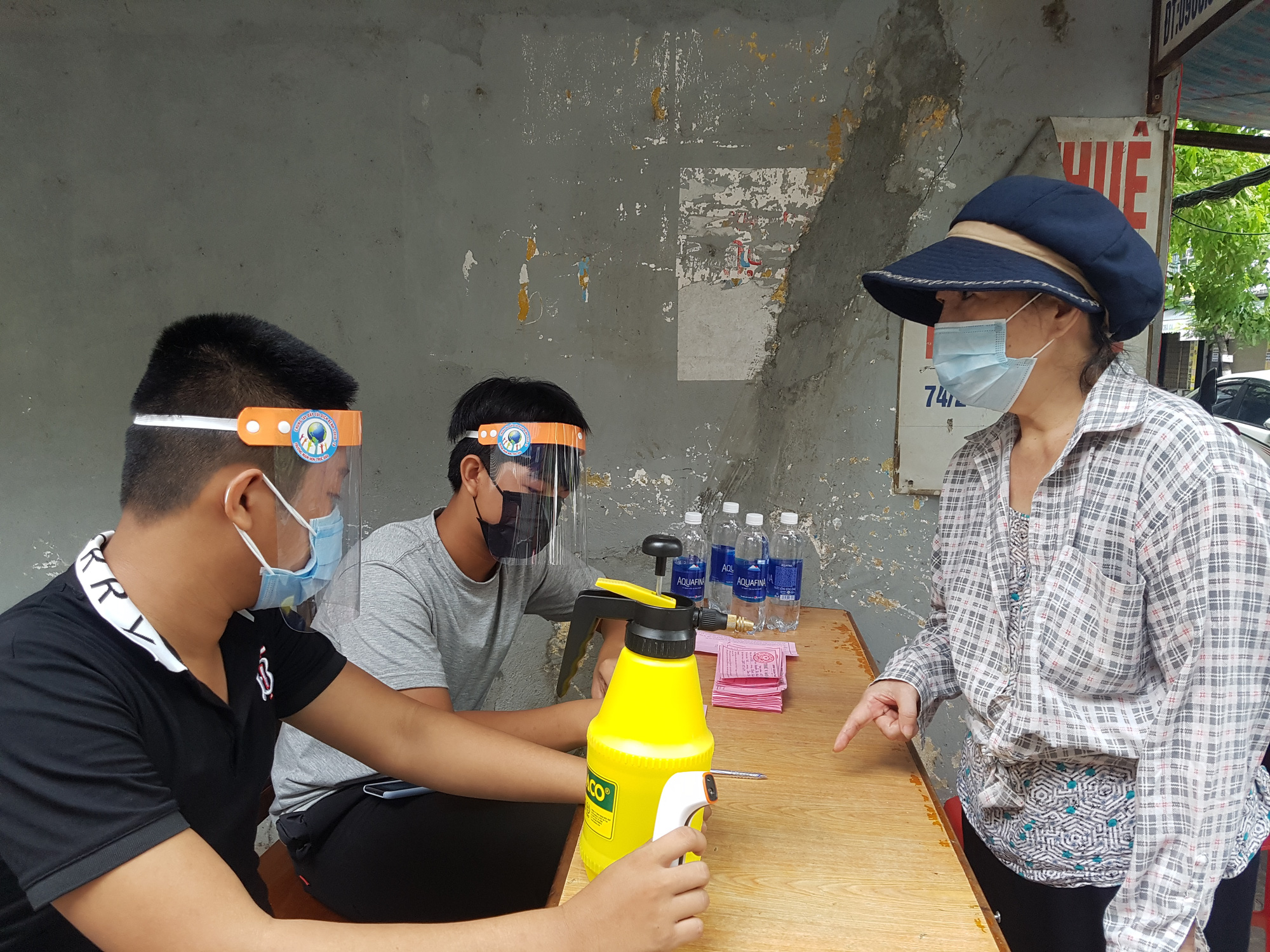 Tickets are collected at the entrance of a market in Da Nang City, Vietnam, August 12, 2020. Photo: Huu Kha / Tuoi Tre