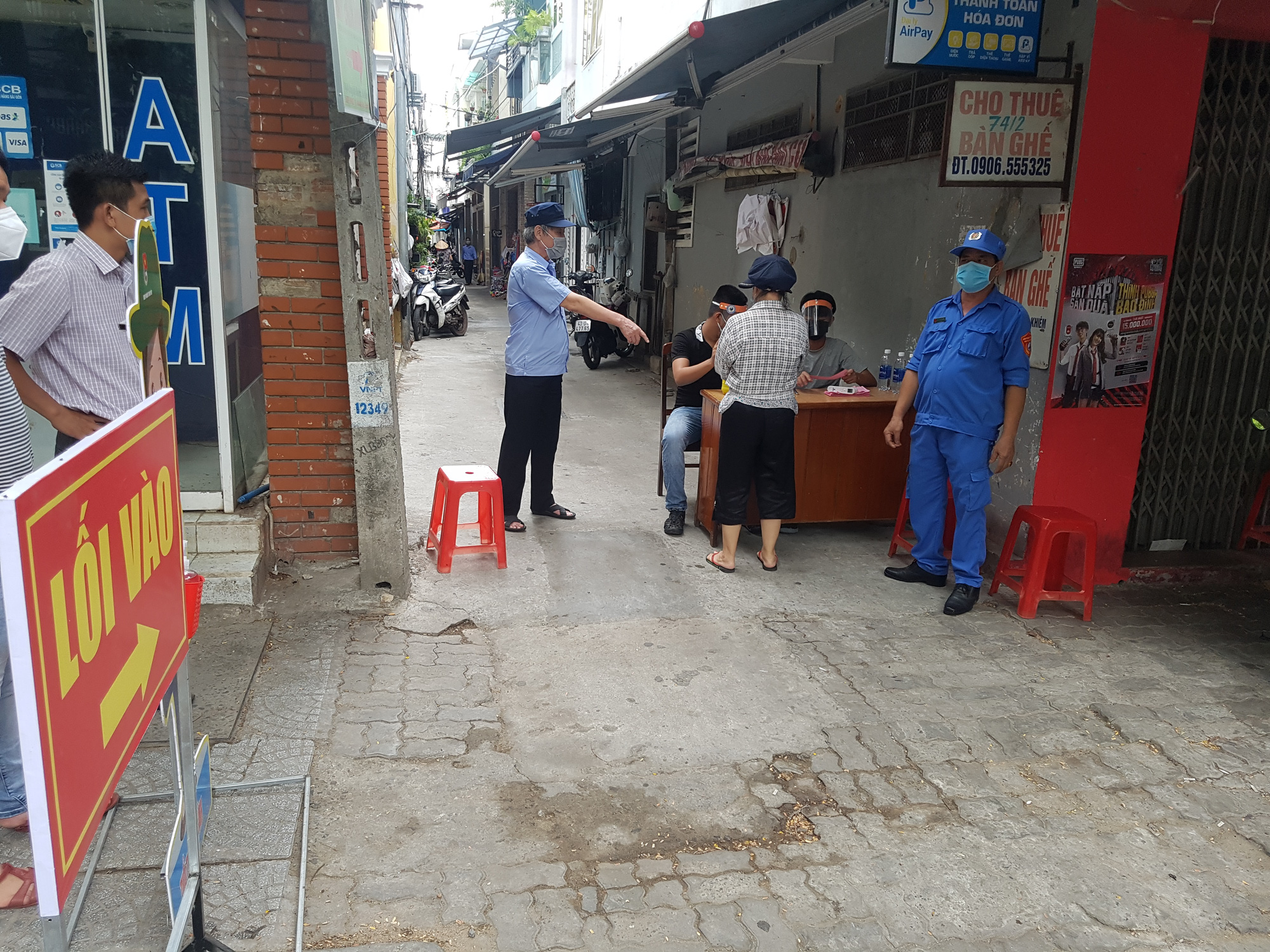 Tickets are collected at the entrance of a market in Da Nang City, Vietnam, August 12, 2020. Photo: Huu Kha / Tuoi Tre
