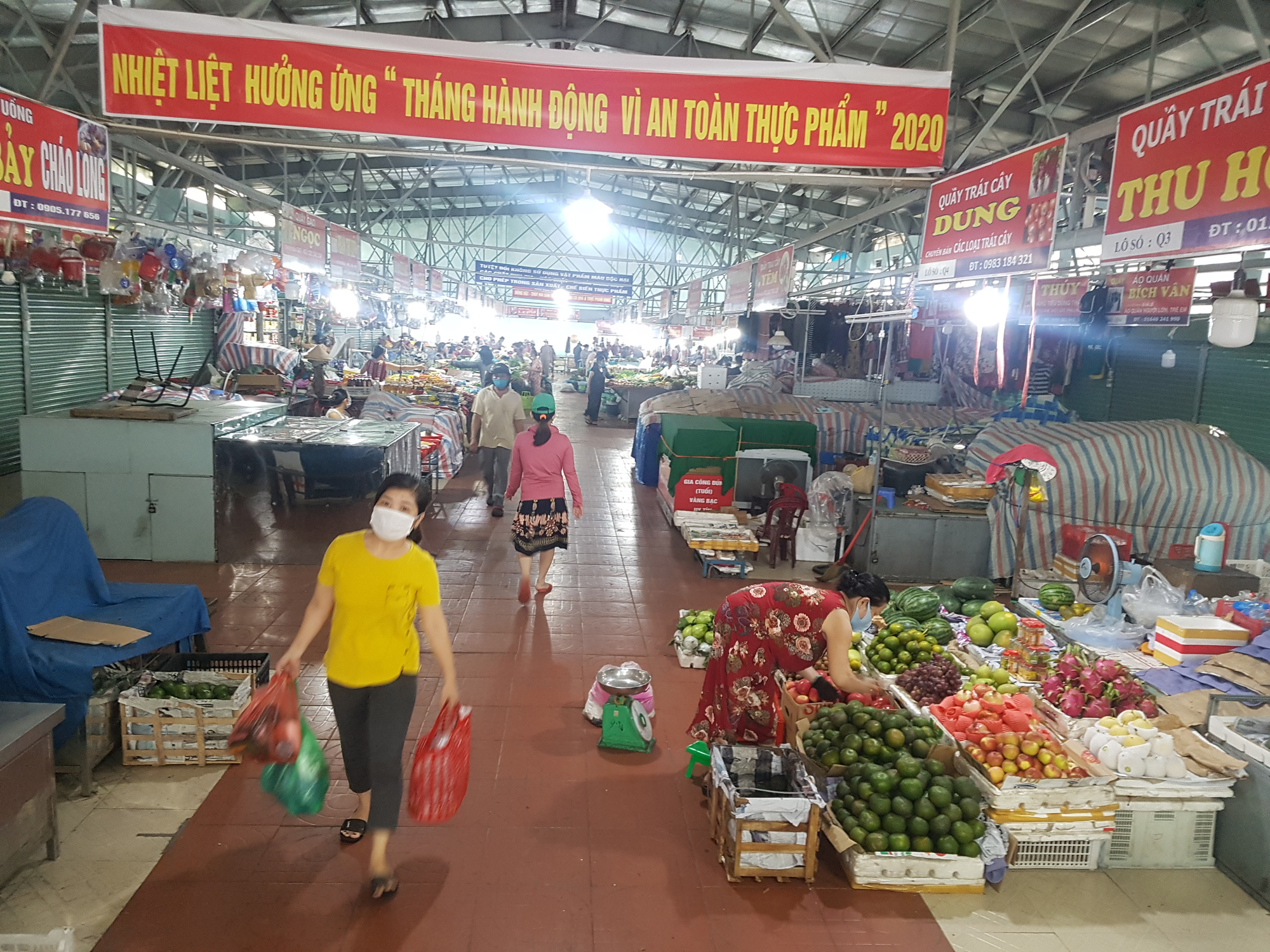 People buy supplies at a market in Da Nang City, Vietnam, August 12, 2020. Photo: Huu Kha / Tuoi Tre