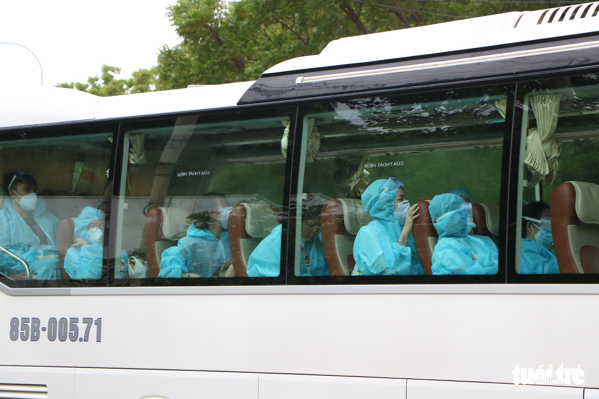 A vehicle carry Vietnamese citizens brought home from Malaysia to a novel coronavirus disease (COVID-19) quarantine facility in Ninh Thuan Province, Vietnam. Photo: Minh Tran / Tuoi Tre