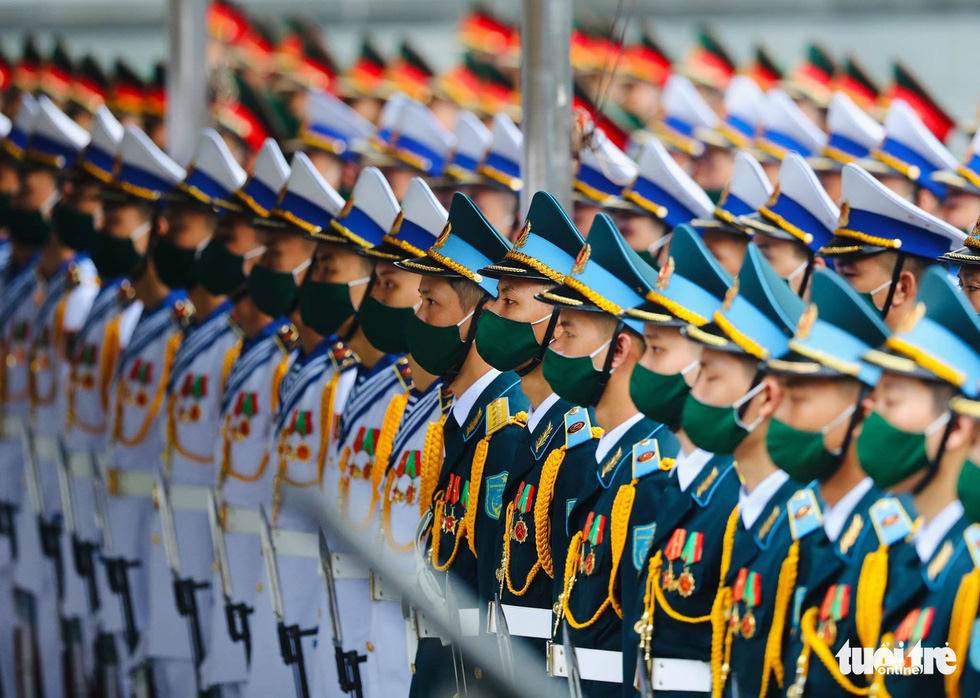 Military personnel flank at the procession of the former leader's funeral in Hanoi, August 15, 2020. Photo: Nguyen Khanh / Tuoi Tre
