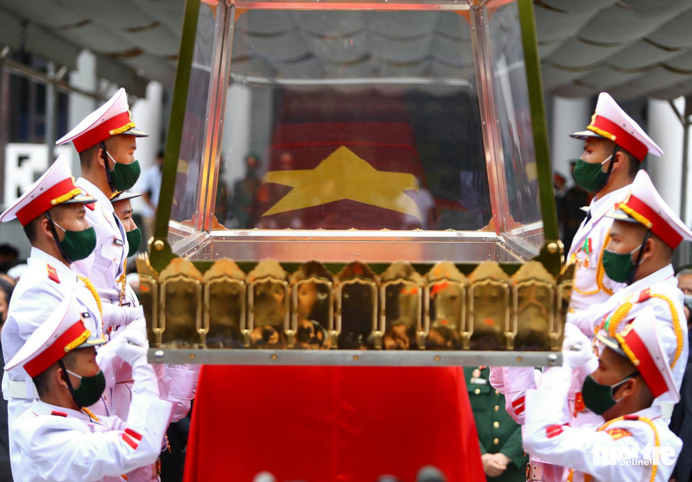 The body of former Party General Secretary Le Kha Phieu is carried out of the National Funeral Hall at No. 5 Tran Thanh Tong Street in Hai Ba Trung District, Hanoi, August 15, 2020. Photo: Nguyen Khanh / Tuoi Tre