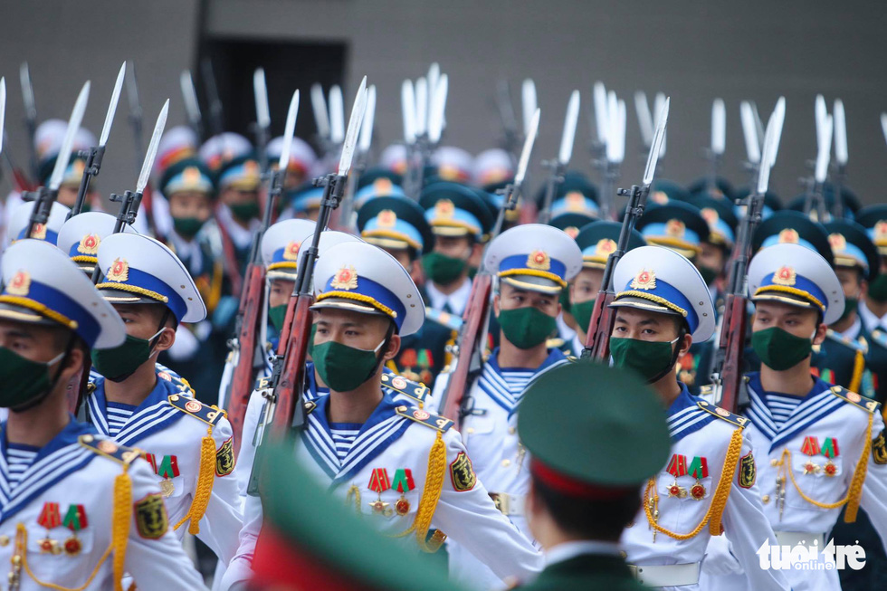 Military personnel flank at the procession of the former leader's funeral in Hanoi, August 15, 2020. Photo: Nguyen Khanh / Tuoi Tre
