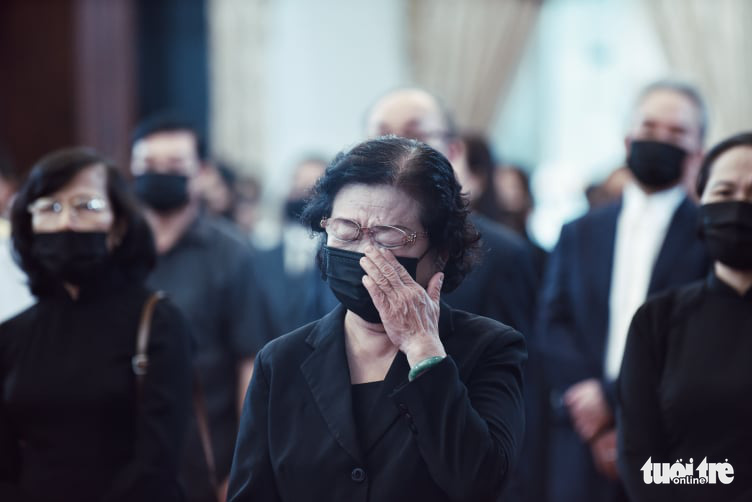 Former Vietnamese vice-president Truong My Hoa sheds tears at the respect-paying ceremony and memorial service for former Party General Secretary Le Kha Phieu in Ho Chi Minh City, August 15, 2020. Photo: Duyen Phan / Tuoi Tre