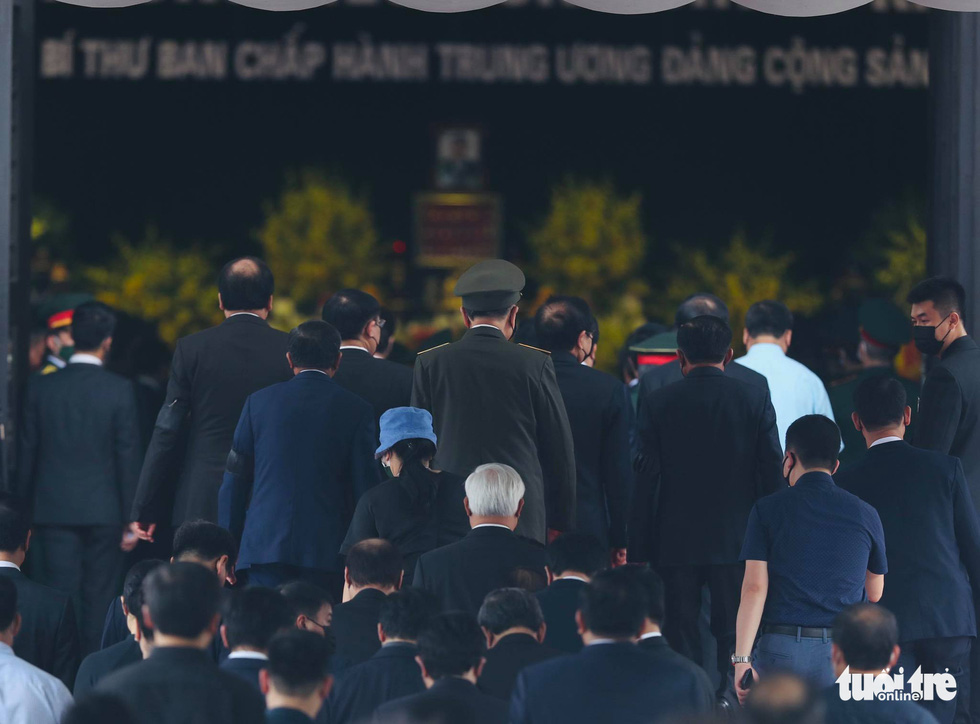 The delegation of the Communist Party of Vietnam Central Committee and the Government pay respects to former Party General Secretary Le Kha Phieu at his funeral in Hanoi, August 15, 2020. Photo: Nguyen Khanh / Tuoi Tre