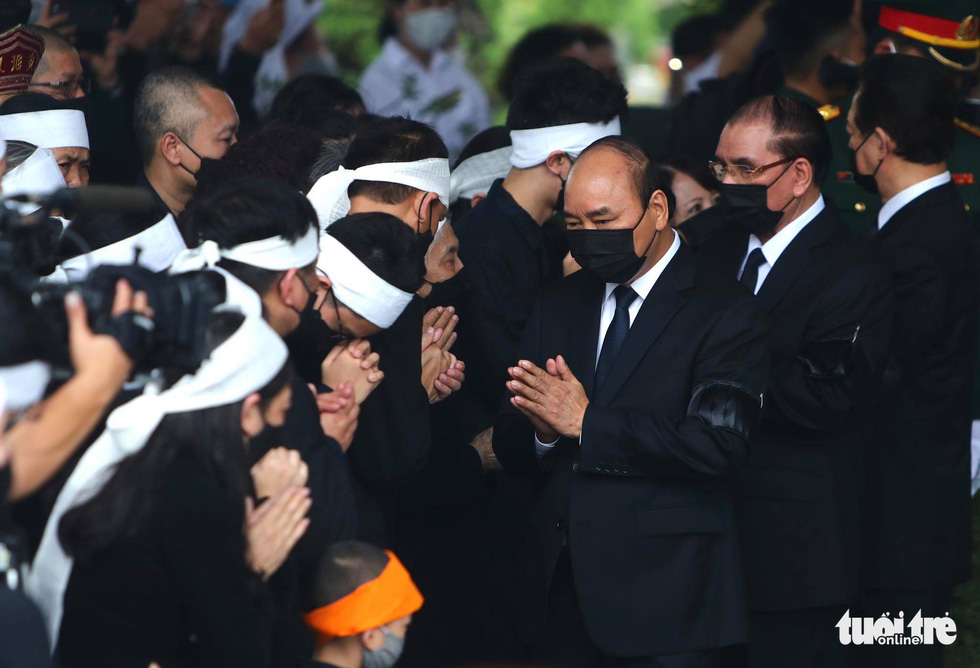Prime Minister Nguyen Xuan Phuc pays condolence to former Party General Secretary Le Kha Phieu's family at his funeral in Hanoi, August 15, 2020. Photo: Nguyen Khanh / Tuoi Tre