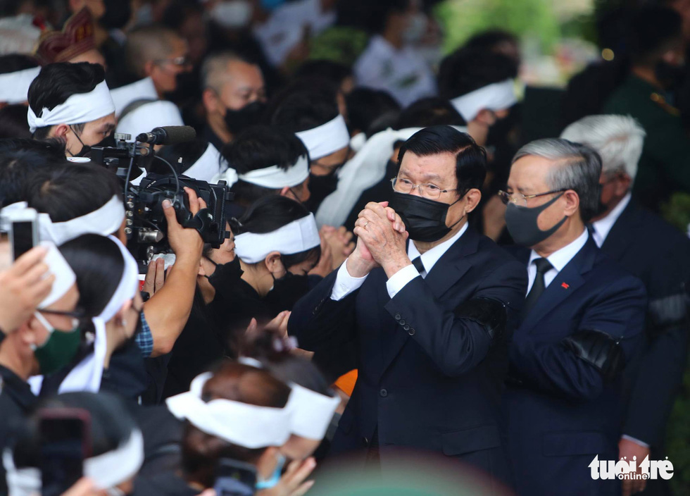 Former Vietnamese president Truong Tan Sang pays condolence to former Party General Secretary Le Kha Phieu's family at his funeral in Hanoi, August 15, 2020. Photo: Nguyen Khanh / Tuoi Tre