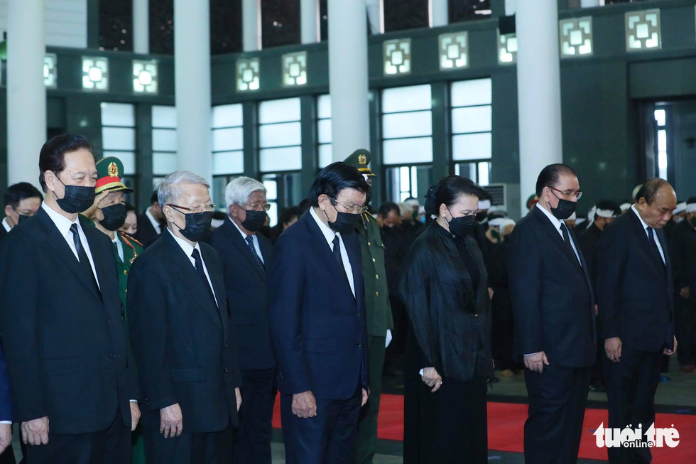 The delegation of the Communist Party of Vietnam Central Committee and the Government pay respects to former Party General Secretary Le Kha Phieu at his funeral in Hanoi, August 15, 2020. Photo: Nguyen Khanh / Tuoi Tre