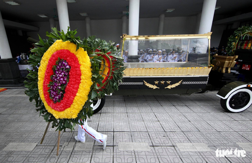 The vehicle prepared to carry the body of former Party General Secretary Le Kha Phieu to Mai Dich Cemetery in Cau Giay District, Hanoi, August 15, 2020. Photo: Nguyen Khanh / Tuoi Tre