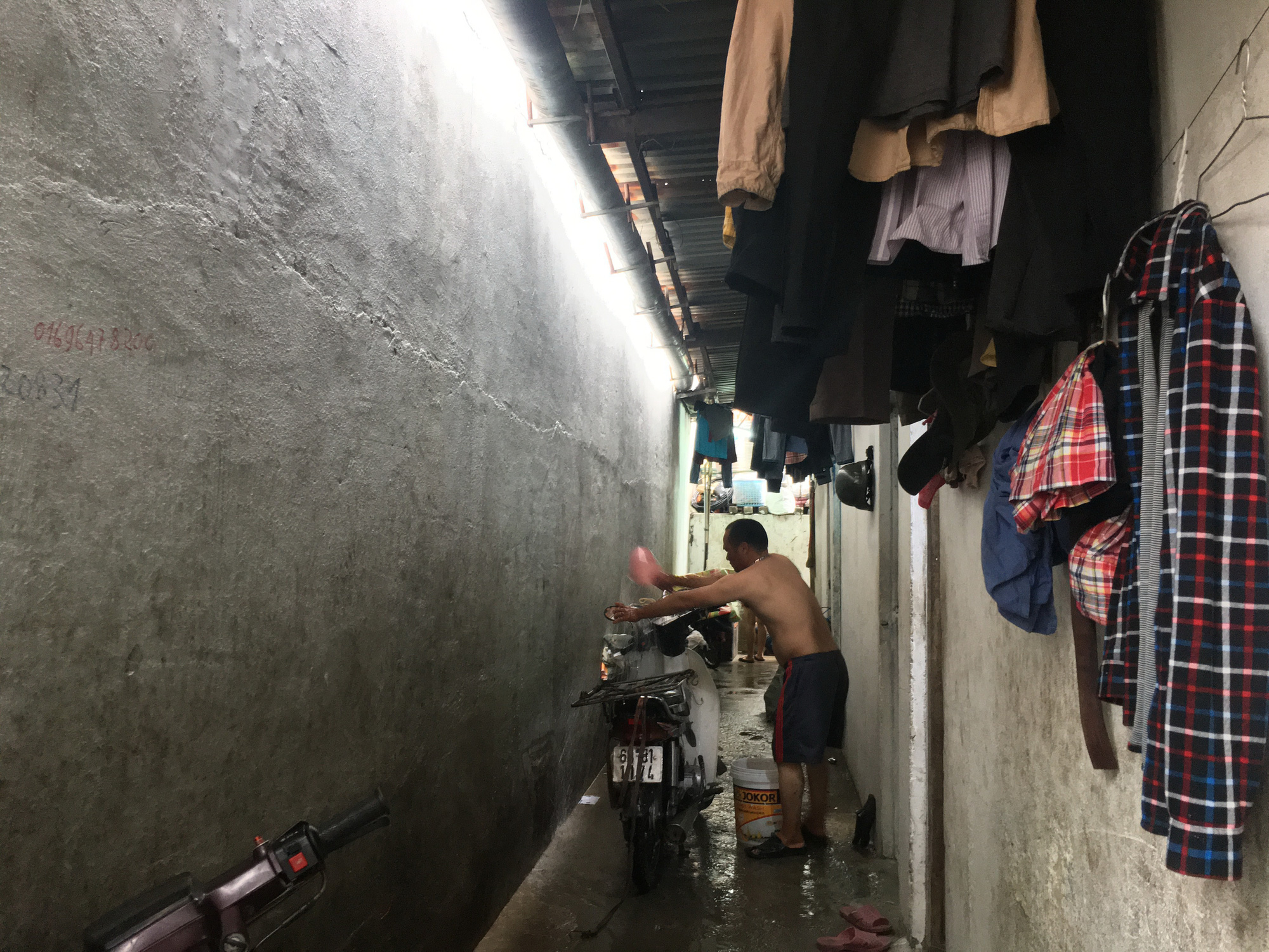 Scrap metal collectors live in tight places along the riverside alleys of Ho Chi Minh City. Photo: Tran Mac / Tuoi Tre