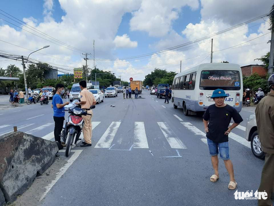 Officers examine the crash site between a Vietnam Post express courier truck and a motorbike on National Highway 1 in Tien Giang Province, Vietnam, August 30, 2020. Photo : Hoai Thuong / Tuoi Tre
