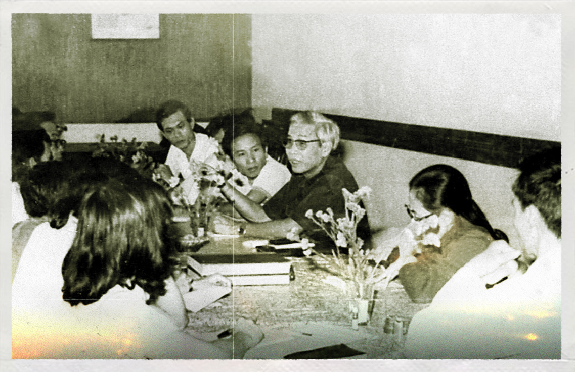 This file photo shows Vo Van Kiet (wearing glasses), then-Secretary of the Ho Chi Minh City Party Committee, discussing economic policy with Tuoi Tre staff.