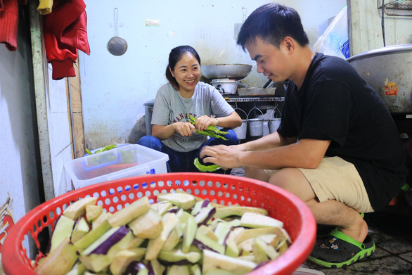 Two members of the group ‘Quyet tam manh’ prepare free meals for people in need in Ho Chi Minh City, September 2, 2020. Photo: Nhat Thinh / Tuoi Tre