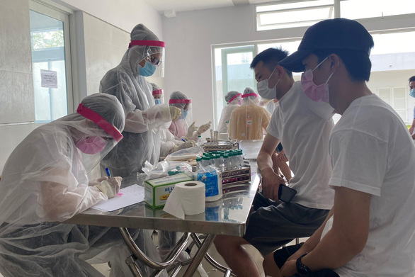 People are sampled for COVID-19 testing at a centralized quarantine facility in Bau Bang District, Binh Duong Province, Vietnam, September 6, 2020. Photo: H.M.C. / Tuoi Tre