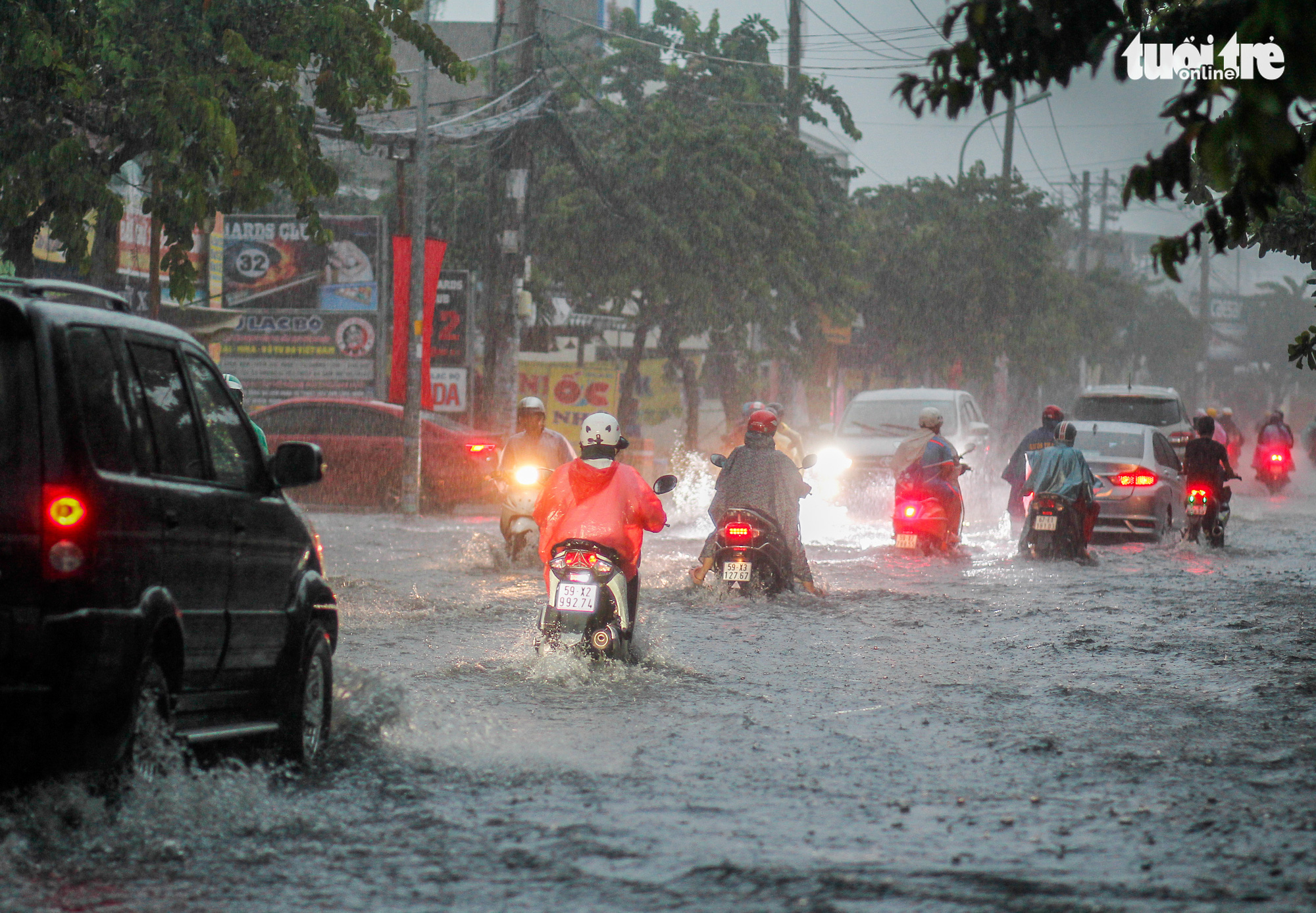 Commuters travel on a flooded street after heavy rain in Ho Chi Minh City, Vietnam September 6, 2020. Photo: Chau Tuan / Tuoi Tre