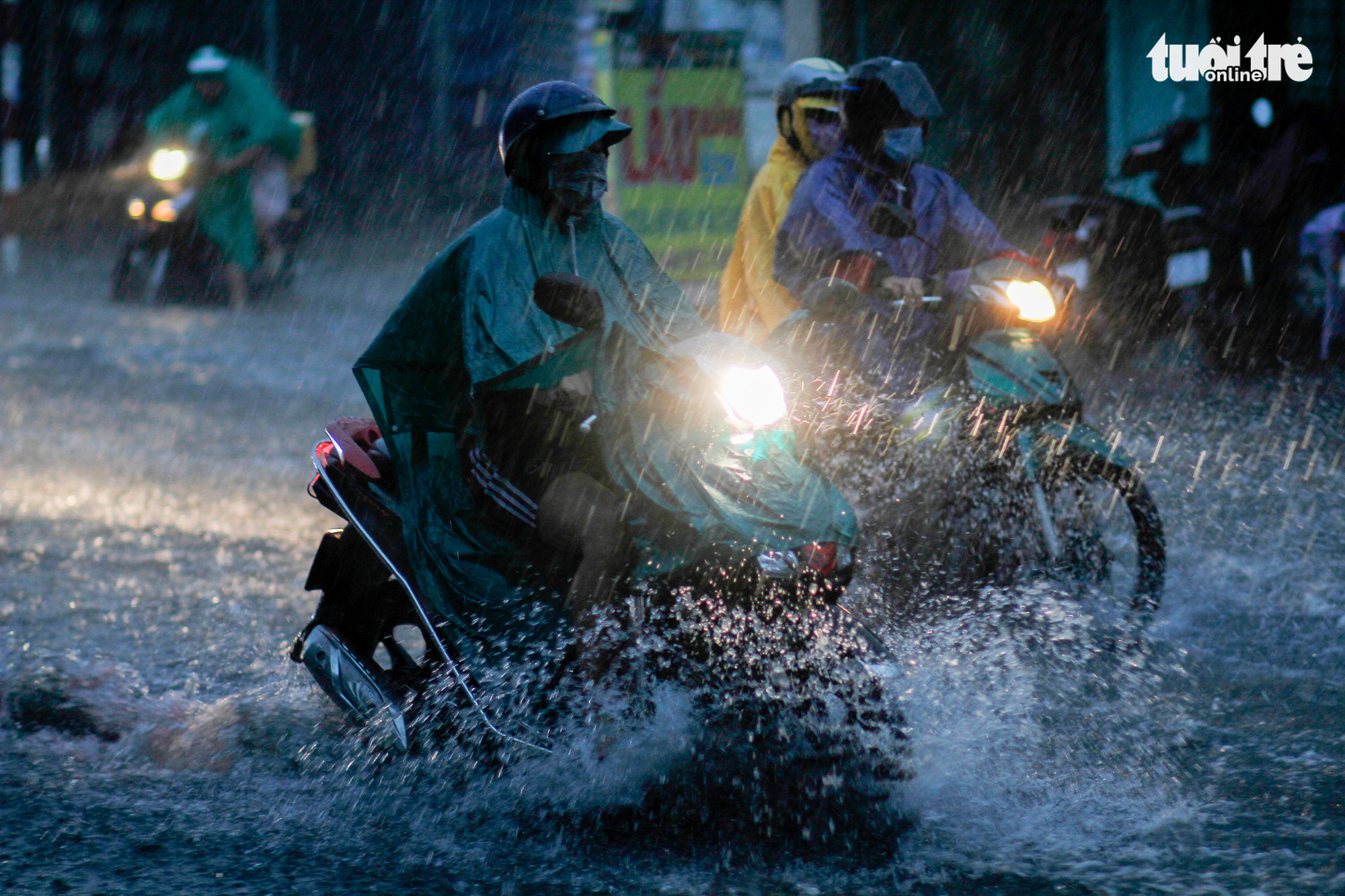 Commuters travel on a flooded street after heavy rain in Ho Chi Minh City, Vietnam September 6, 2020. Photo: Chau Tuan / Tuoi Tre
