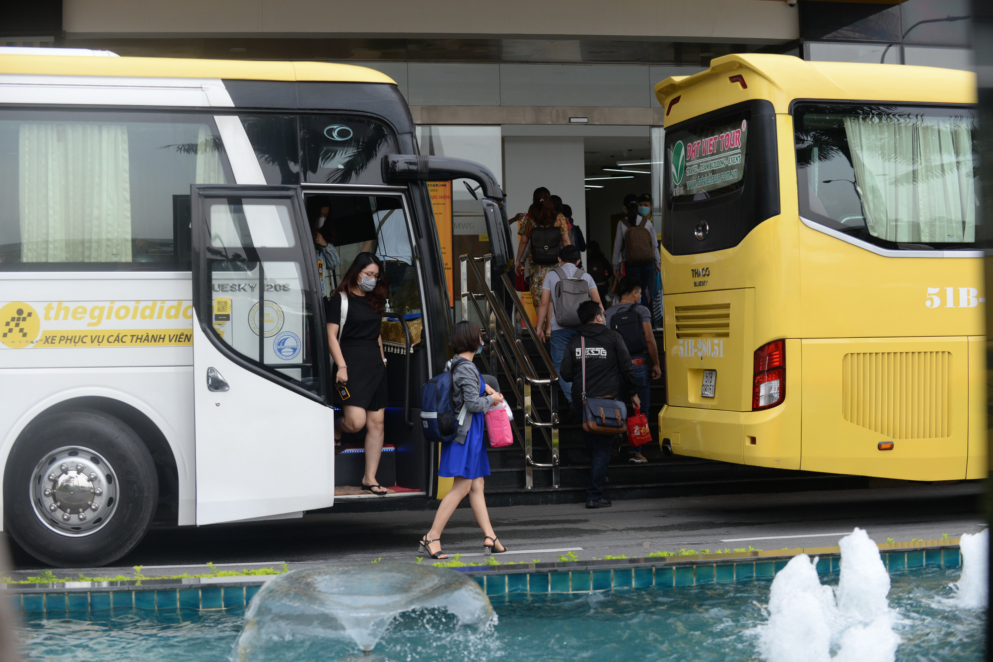 Employees of a company headquartered in the Saigon High-Tech Park in District 9, Ho Chi Minh City get off a company shuttle bus. Photo: T.T.D. / Tuoi Tre